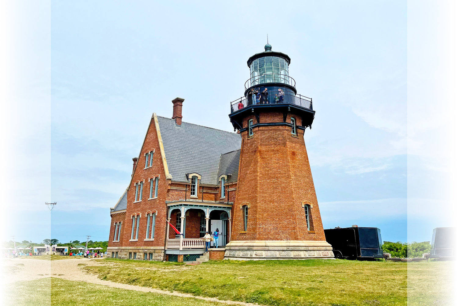 The island boasts two lighthouses with the easiest to access being Southeast Light on Mohegan Bluffs. Built in 1875, it was moved 300 feet inland in 1993 due to the erosion of its original perch.